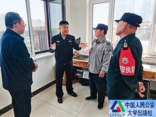 按住Ctrl键+鼠标滚轮缩放