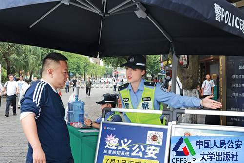 按住Ctrl键+鼠标滚轮缩放