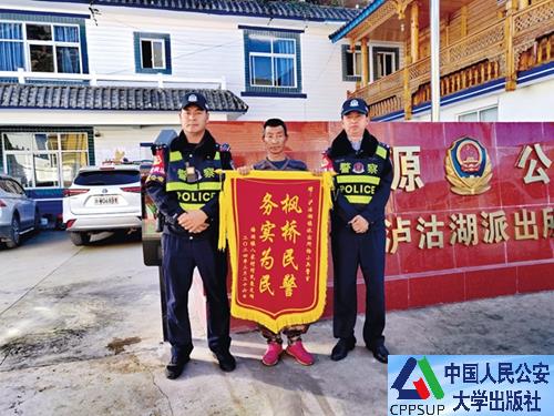 按住Ctrl键+鼠标滚轮缩放