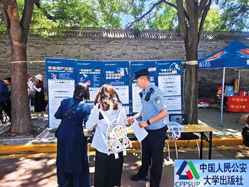 按住Ctrl键+鼠标滚轮缩放