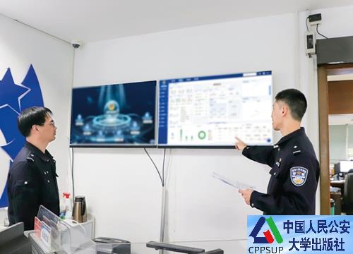 按住Ctrl键+鼠标滚轮缩放