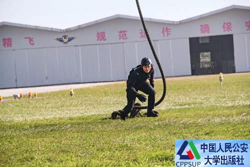 按住Ctrl键+鼠标滚轮缩放