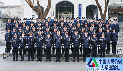 按住Ctrl键+鼠标滚轮缩放