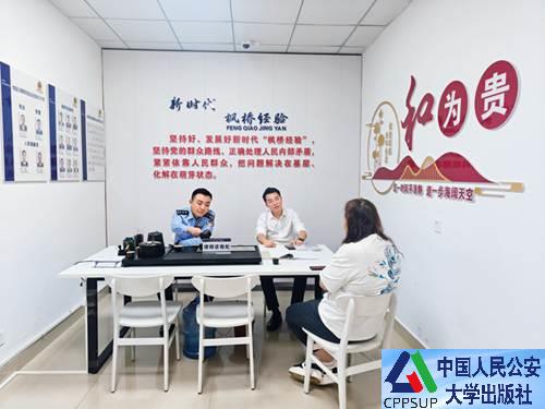 按住Ctrl键+鼠标滚轮缩放