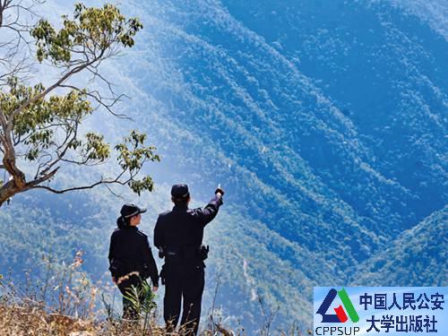 按住Ctrl键+鼠标滚轮缩放