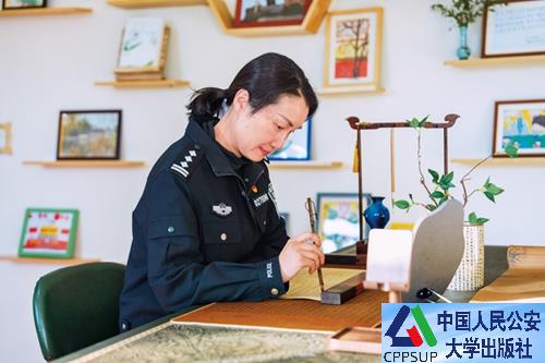 按住Ctrl键+鼠标滚轮缩放