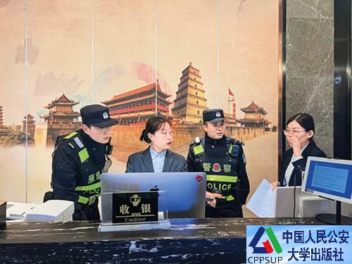 按住Ctrl键+鼠标滚轮缩放