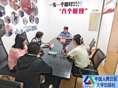 按住Ctrl键+鼠标滚轮缩放