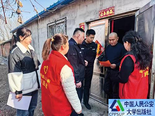 按住Ctrl键+鼠标滚轮缩放