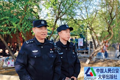 按住Ctrl键+鼠标滚轮缩放